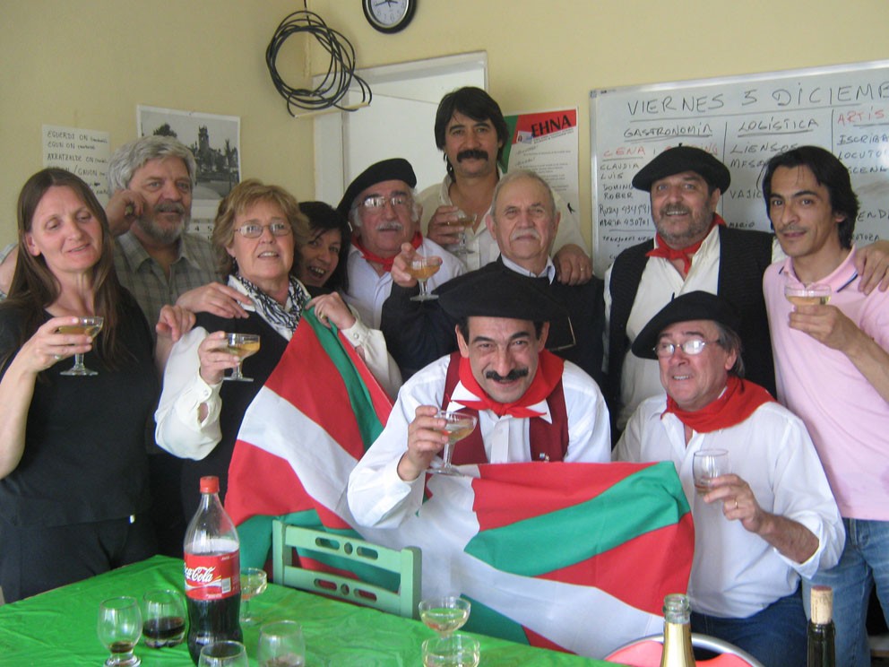 Brindando con Ramiro Kröeger, ganador del sorteo de un viaje para dos personas a Euskal Herria (fotos Hegoalde ArgentinarraEE)